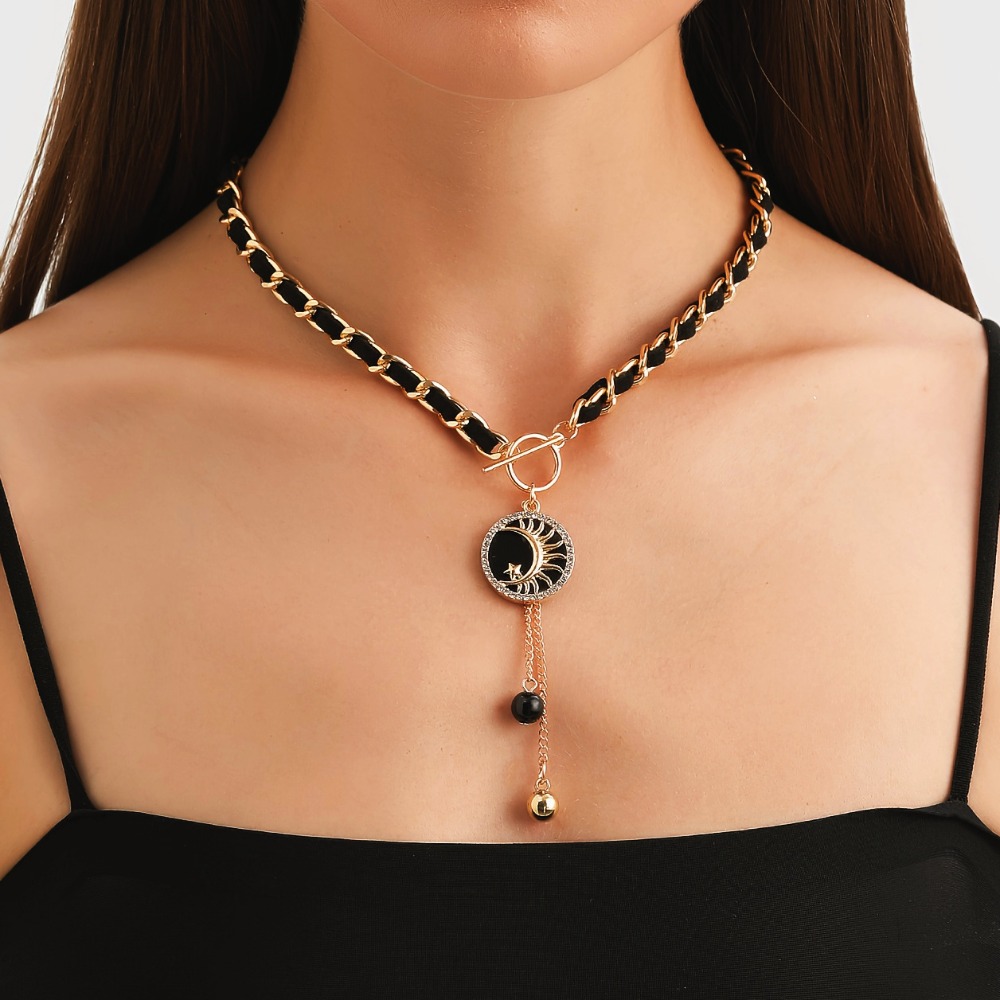Collar de terciopelo negro de  - Luxury Lifestyle Jewelry reseña y precio